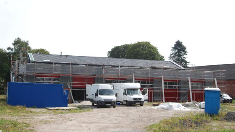 Die größte und wohl auch teuerste Baustelle der Stadt Weener: Das neue Gerätehaus der Feuerwehr soll im ersten Quartal kommenden Jahres fertiggestellt sein.  © Foto: Hoegen