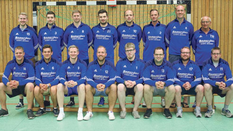 Das Team: (stehend, von links) Hendrik Luikenga, Malte Löning, Thomas Janssen, Jan Löning, Jörn Battermann, Joachim Freese, Jörg Janssen, Coach Johann Janssen sowie (sitzend, von links) Marco Post, Nico Havrilla, Markus Janssen, Lars Battermann, Steffen Luikenga, Marcus Wilken, Keno Poppen und Jürgen Dreesmann. © Fotos: privat (1), Bruins (1)