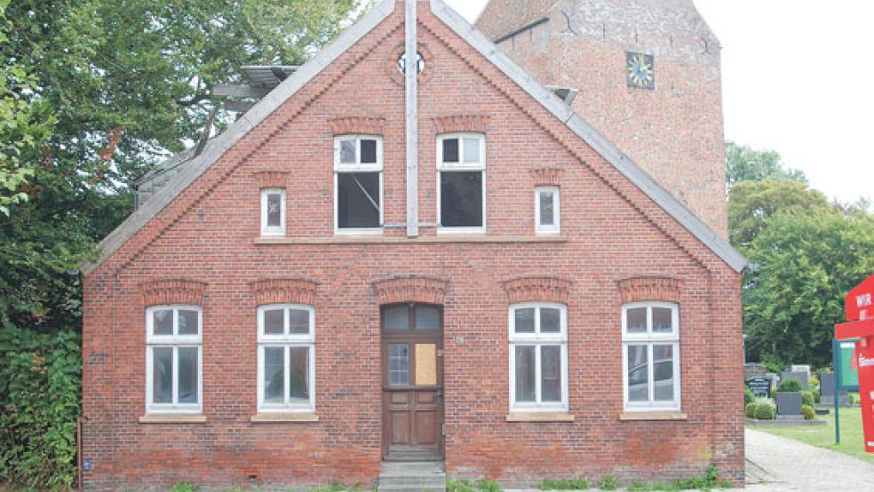 Die »Alte Post« in Stapelmoor ist als Brandruine derzeit wenig ansehnlich. Eine Sanierung könnte das ändern, die Stadt Weener setzt auf einen privaten Investor. © Foto: Hoegen