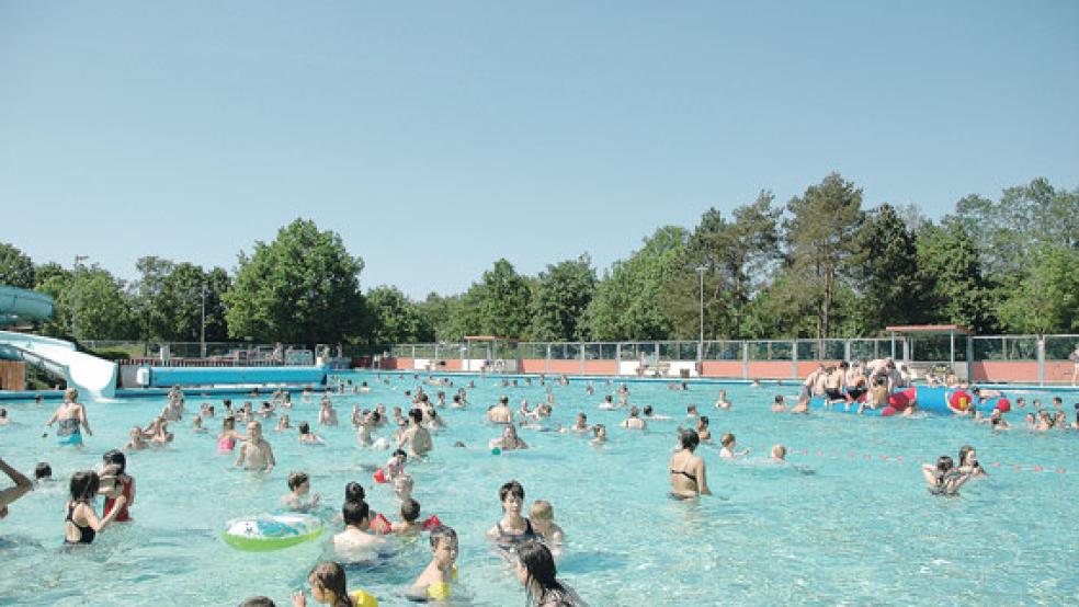 Das Badevergnügen im Weeneraner Friesenbad wird in der nächsten Saison teurer werden. Die Eintrittspreise müssen erhöht werden.  © Foto: RZ-Archiv