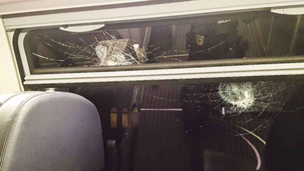 Zwei Fensterflächen und ein Oberlicht eines Intercity-Zuges wurden durch Steinwürfe beschädigt. © Foto: Bundespolizei