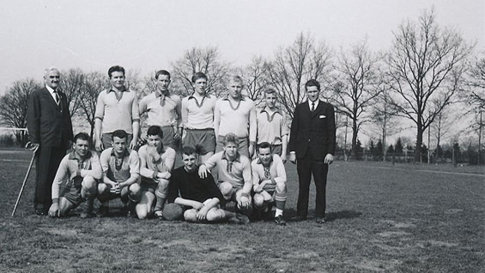 1964 feierte der TuS Weener den Aufstieg in die Bezirksklasse. Einige der damaligen TuS-Kicker spielten auch vier Jahre später eine Rolle beim Duell gegen Concordia Hamburg. Zu sehen sind: (hinten von links) Dr. Fritz Dalquen (2. Vorsitzender des TuS), Frank Bomba, Hugo Feenders (später Concordia Hamburg), Jochen Jung, Wilfried Dreesmann, Johann Rosema sowie (vorne) Erich Wessels, »Hacki« Thomas, Fritz Rand, Meinhard Windmüller, Wilhelm Trey und Bernhard Duismann. © Foto: privat