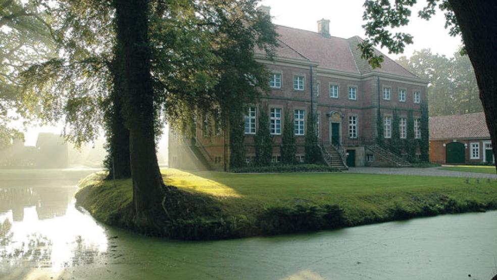 Das Gut Altenkamp wird zur Zeitmaschine. Zum Finale vom »Grand Voyage Diner« wird die Geschichte des Gutshauses als Simulation auf der Fassade abgespielt. Zu den »Reiseführern« auf der Zeitreise gehören auch Schauspieler Hans-Peter Korff und seine Frau Christiane Leuchtmann. © Fotos: privat