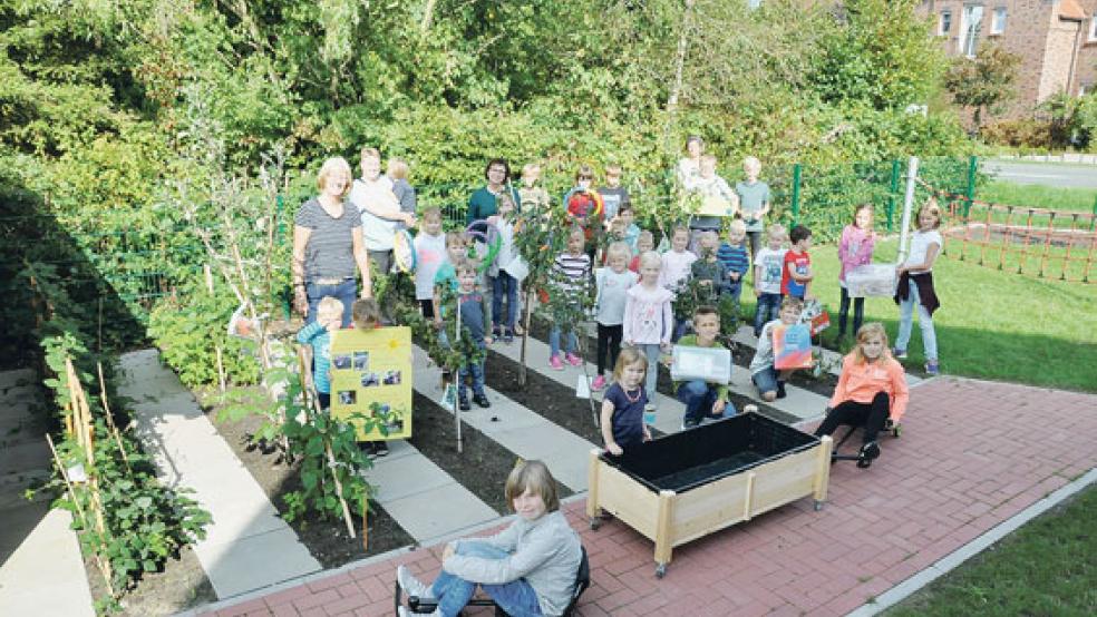 Ditzumer Grundschüler und Kinder der Kindertagesstätte bedankten sich bei Dr. Heike Kaletsch für die Spende. Mit dem Geld wurden zum Beispiel unterschiedliche Spielsachen angeschafft.  © Foto: Boelmann
