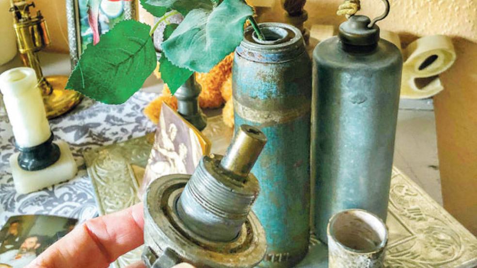 Die Granate als Vase: Schließlich gelang es doch, den Verschluss abzudrehen. © Foto: Bruins