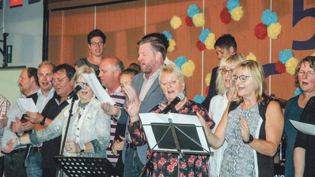 Lehrer singen ihrer Schule ein Ständchen