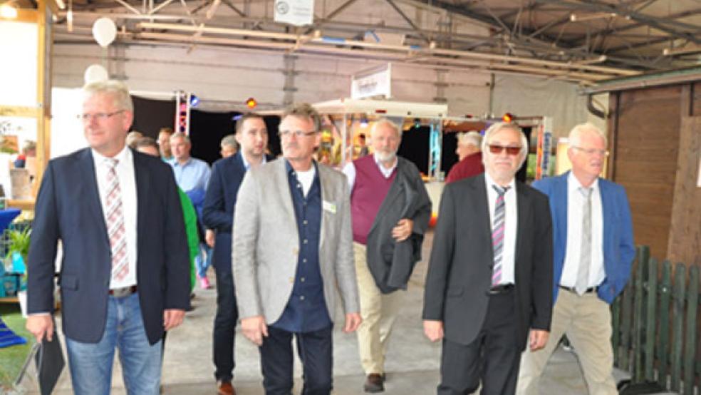 In Weener ist heute Vormittag die neunte Gewerbeschau offiziell eröffnet worden. Zwei Tage lang werden die Gewerbetreibenden ihre Produkte in der Landsburghalle am Emsdeich präsentieren.  © Foto: Boelmann