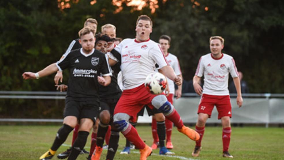 Hochkonzentriert und kämpferisch präsentierten sich beide Teams im Rheiderland-Derby beim SV Ems Jemgum.  © Fotos: Bruins