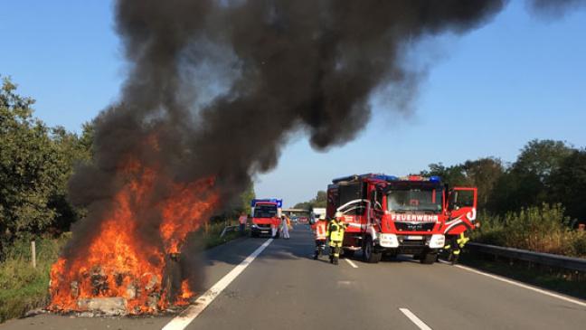Audi brennt auf der Autobahn aus