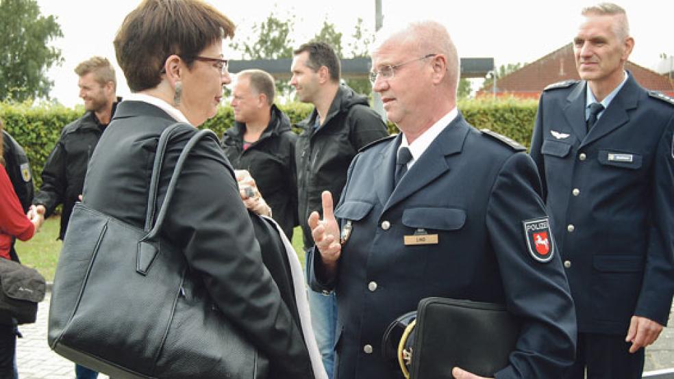 Im Gespräch: Ministerin Birgit Honé und Johannes Lind, Leiter der Polizeiinspektion Leer/Emden. Rechts im Bild Axel Stockhove, stellvertretender Leiter der Inspektion Bad Bentheim der Bundespolizei. © Foto: Hoegen