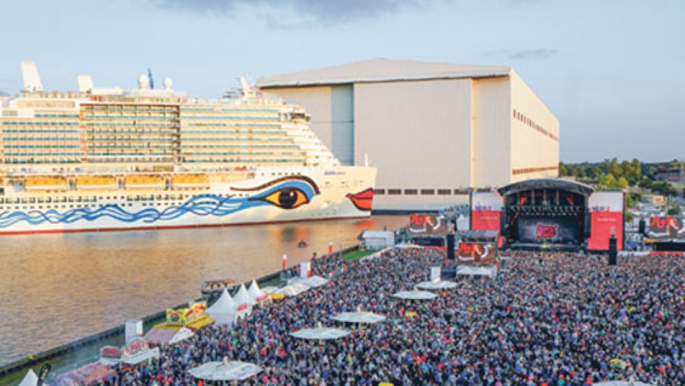 Menschen, soweit das Auge reicht: Das NDR-Festival bei der Meyer Werft war ausverkauft, aufgetreten sind unter anderem Wincent Weiss und James Blunt, der mit seinen Liedern den Schlusspunkt des Festivals setzte. © Foto: Werner Scholz