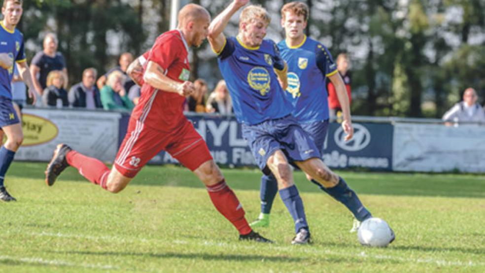 Weeners Steffen Post (hinten) kann nur zusehen, als Teamkollege Steffen Busemann und SV-Kicker Julian Meyer um den Ball kämpfen.  © Foto: Bruins