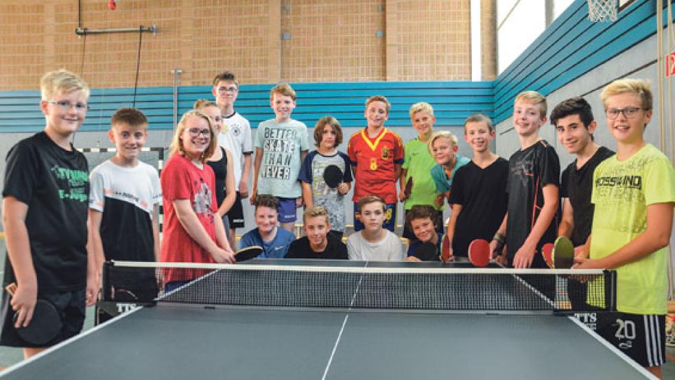 Im Schnitt besuchen rund 15 junge Tischtennisspieler das Training in Bunde und Bingum und haben gemeinsam eine Menge Spaß. © Fotos: Muising