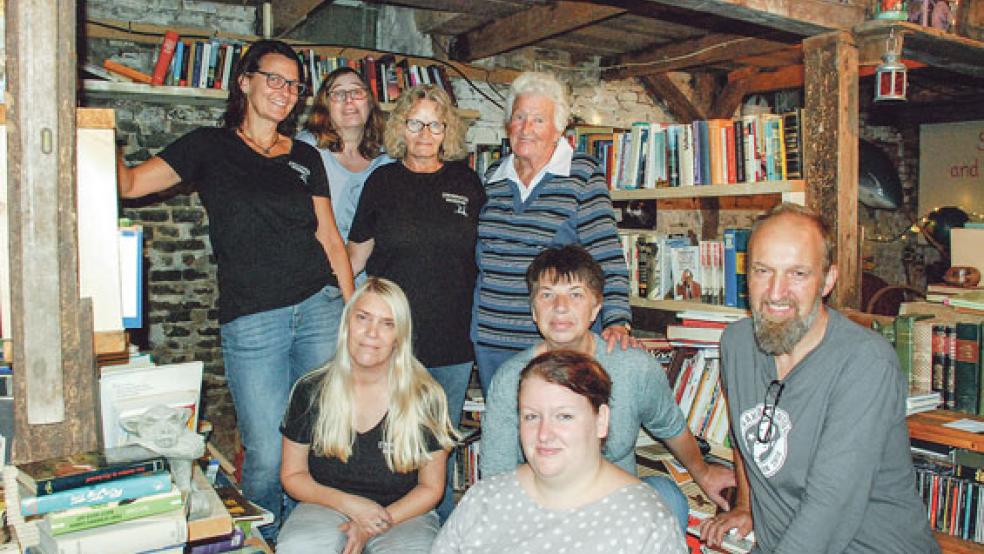 Ihr Engagement gilt den Streunerkatzen im Rheiderland: (von links stehend) Carola Dahms-Ostendorp, Andrea Pastoor, Heidi Tippmann und Dini Dahms, (sitzend, mittlere Reihe, von links) Silvia Petelka, Linda Zimmer und »Willm« Ostendorp sowie (vorne) Ines Möhlenkamp. Ihre monatliche Bücherscheune ergänzten sie am vergangenen Sonnabend mit einem Flohmarkt. © Fotos: Kuper