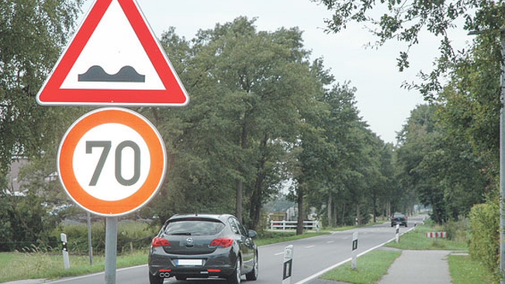Tempolimit: Auf einem Teilstück der vor zwei Jahren sanierten Landesstraße 17 in Boen wurde die zugelassene Geschwindigkeit auf 70 Stundenkilometer begrenzt. Sollten sich die Versackungen weiter vergrößern, ist eine Reduzierung auf 50 km/h zu erwarten. © Foto: Szyska