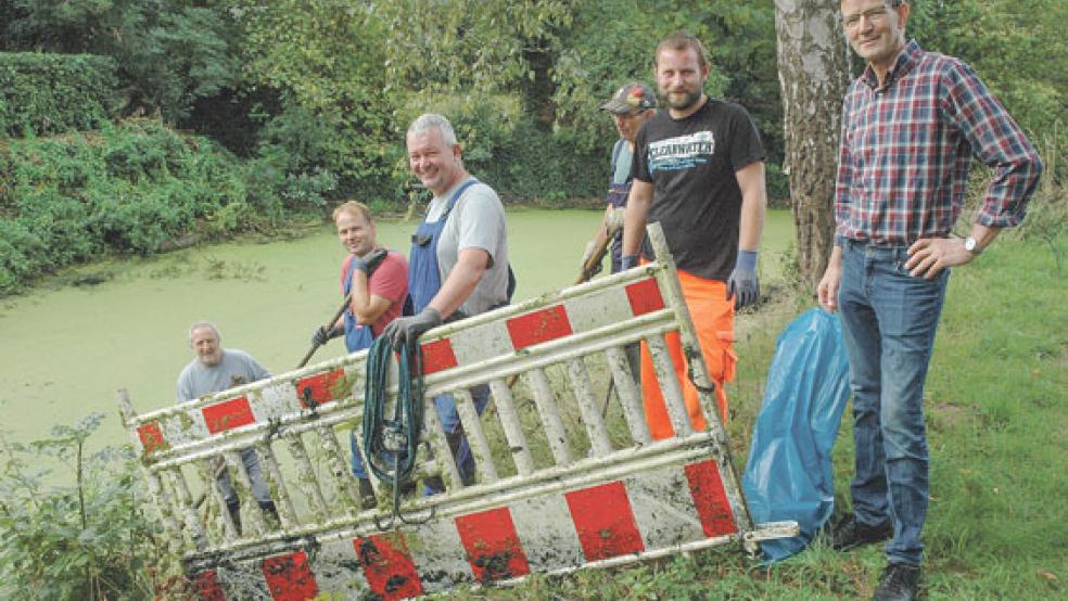 Unter der Federführung von Obersielrichter Willem Berlin (rechts) reinigten Mitarbeiter der Sielacht und des städtischen Bauhofs gestern gemeinsam das »Weener Sieltief Nord«. Neben Müll und Gartenabfällen kamen bei der Aktion unter anderem ein Familienstammbuch und eine Verkehrsabsperrbake ans Tageslicht.  © Fotos: Szyska