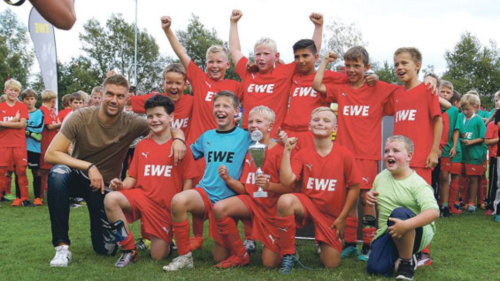 Lennard Bruns, Bente Woltermann, Jan-Sönke Oosting, Dlsoz Aile, Mirco Maas, Torben Scheer (oben von links), Christoffer Meulenkamp, Julian Dannen, Enno Zimmer, Ralf Knevel, Heiko Zimmer (unten von links), freuten sich trotz des dritten Platzes auf das Foto mit Ivan Klasnic (ganz links). © Foto: privat