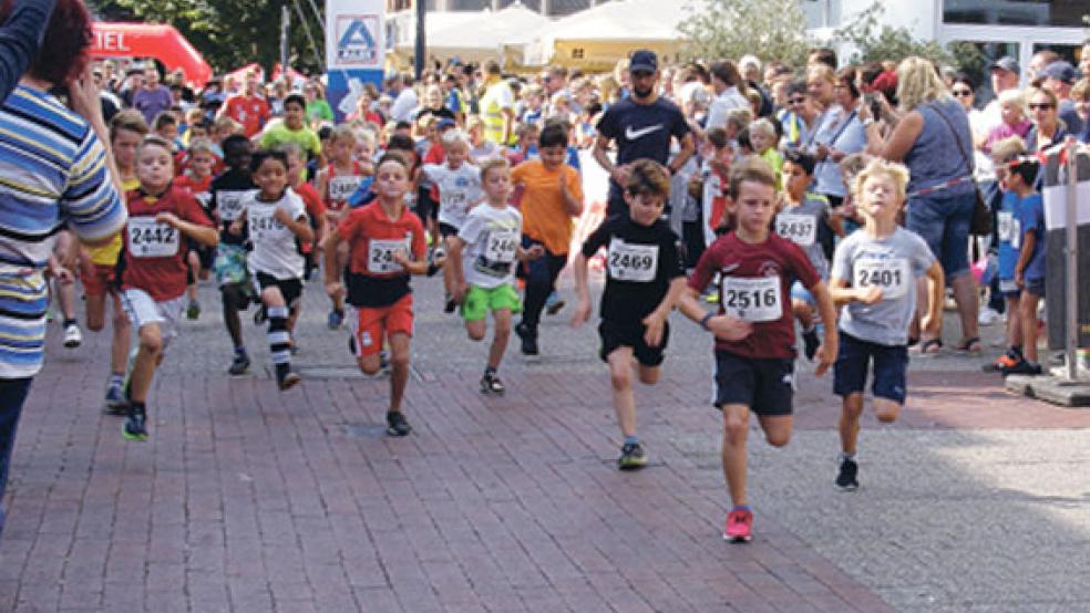 Auch der Start der Jungen des Jahrgangs 2011 lockte viele Zuschauer zum Citylauf. © Foto: Szyska