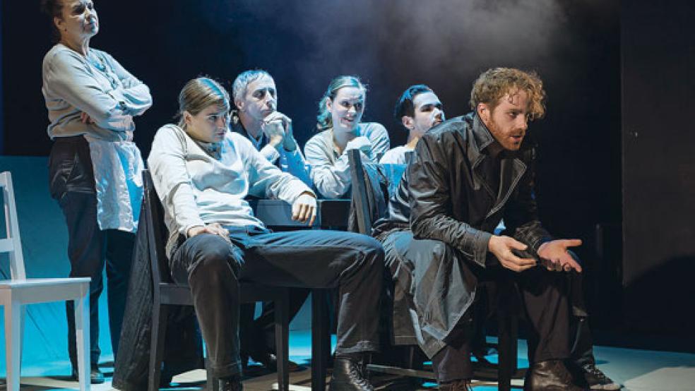 Hadert mit sich und anderen: Deichgraf Hauke Haien (vorne im Bild). Die Uraufführung von »Schimmelreiter« am Sonnabend, 1. September, eröffnete jetzt die Spielzeit 2018/2019 im Stadttheater Wilhelmshaven. Am 21. September ist das Stück in Weener in der Aula der Oberschule an der Wiesenstraße zu sehen. © Foto: Landesbühne