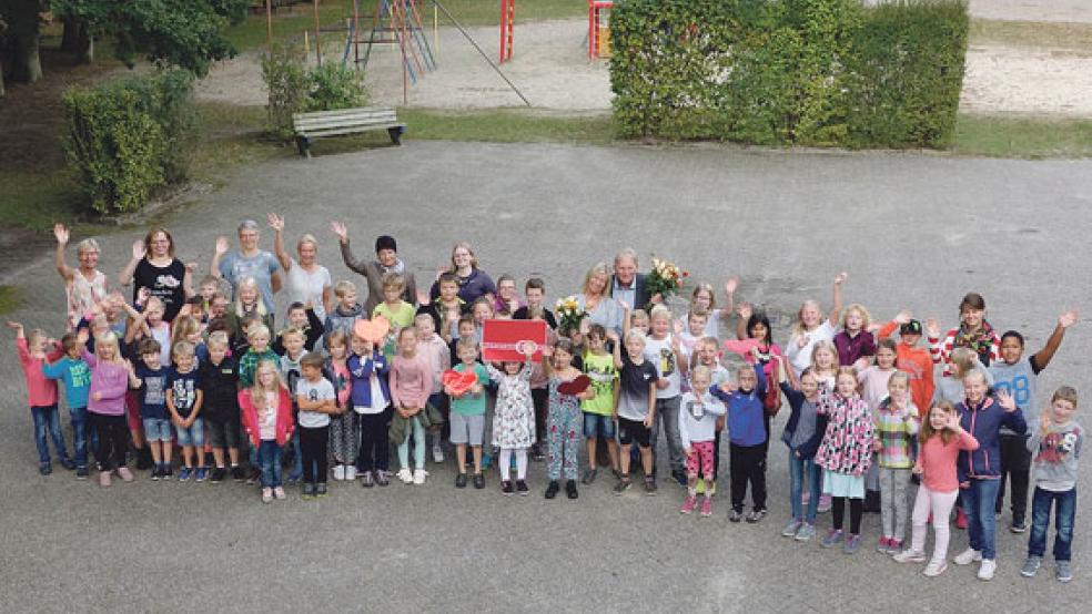 Die Schulleiterin als Braut: Mechthild Tammena und ihr langjähriger Lebensgefährte Wolfgang Kellner (mit Blumenstrauß) gaben sich jetzt das Ja-Wort.  © Foto: privat