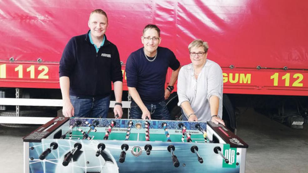 Johann Bödecker, Sven Friebel und Antje Lüdemann (von links) unterzogen den neuen Kickertisch einem Testlauf. © Foto: privat