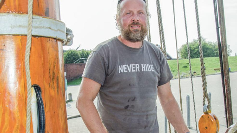 Kapitän Ernst Arnhold steht seit fünf Jahren am Steuer der »Noah«. Er hilft den Jugendlichen, die Herausforderungen auf hoher See zu bewältigen.  © Fotos: Hanken