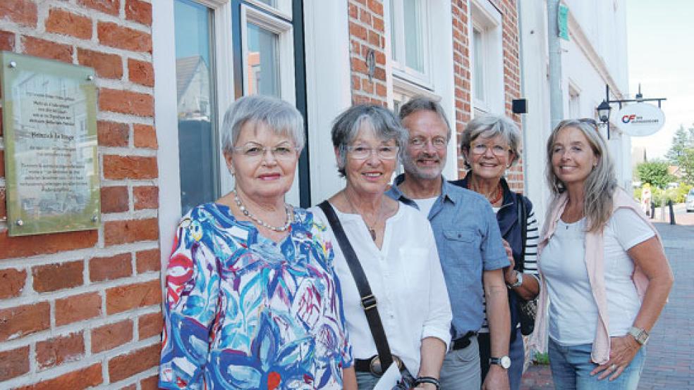 Am Haus Norderstraße 79 erinnert eine Tafel an die Namen der einstigen Bewohner Benjamin und Elisabeth de Jonge. Hier begannen die Arbeitskreismitglieder beim Ortstermin mit ihrem Rundgang. Im Bild von links Karin MIttwollen, Gisela Ritz, Lutz Drewniok, Anny Kaufmann und Birgit Rutenberg. Im Februar 2019 werden hier zwei »Stolpersteine« verlegt. © Foto: Hoegen