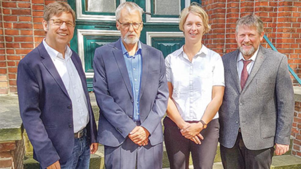 Zur Verabschiedung von Jugendreferent Franz Kok (Zweiter von links) im Rahmen eines Gottesdienstes in Weener kamen (von links) Landesjugendpastor Bernhard Schmeing, Pastorin Jana Metelerkamp und Pastor Helmut Not als stellvertretender Präses. © Foto: Synodalverband