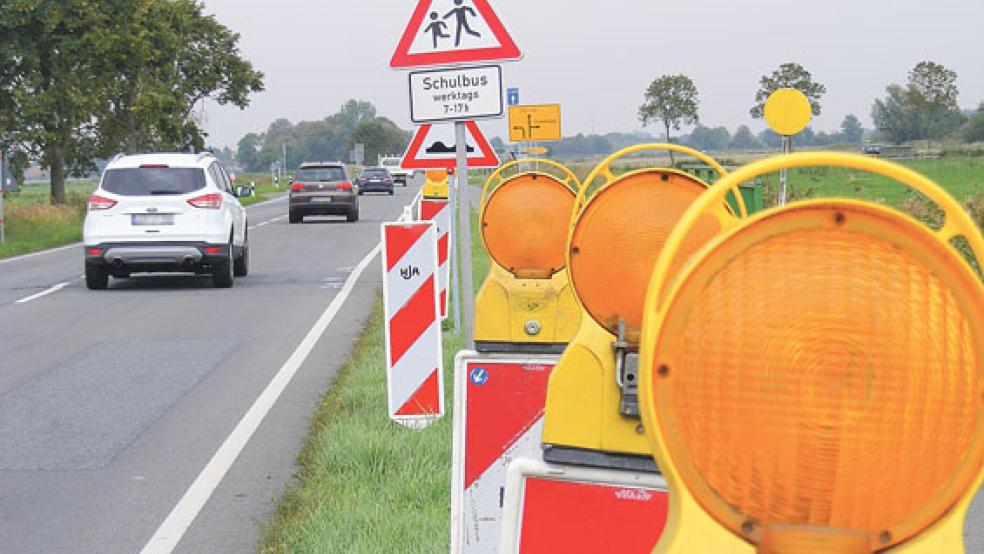 In Höhe des Ferstenborgumer Tiefs im Zuge der Bundesstraße 436 wurden gestern Warnbaken und Baustellenampeln aufgestellt. Hier sind Fugen- und Belagsarbeiten vorgesehen, das gilt auch für die Jann-Berghaus-Brücke in Bingum. © Foto: Szyska