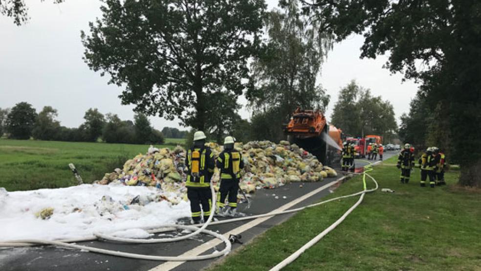 Ein Feuer in einem Müllwagen löschte die Feuerwehr am Donnerstag in Collinghorst. © Foto: Feuerwehr