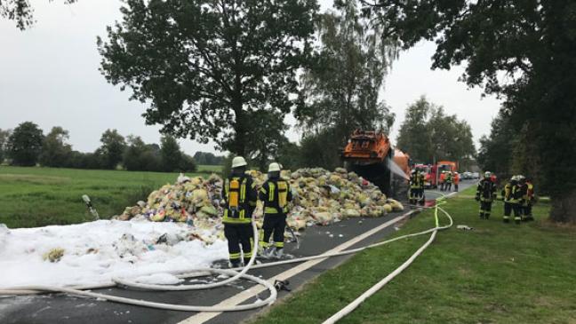 Feuer bricht in einem Müllwagen aus