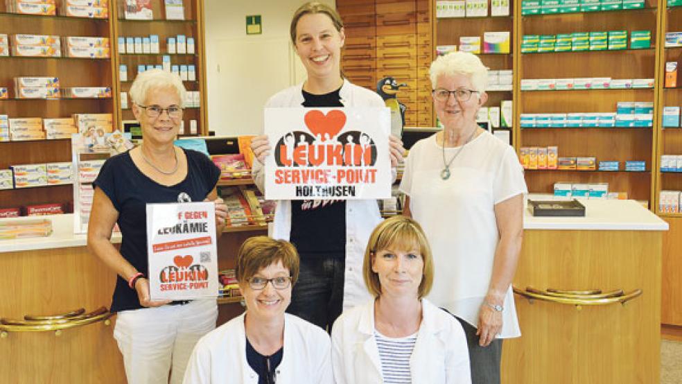 Ab sofort ist die Heide-Apotheke in Holthusen »Leukin«-Service-Point. Hier kann man sich während der Geschäftszeiten in nur zehn Minuten kostenlos als Stammzellenspender typisieren lassen. Wie das genau geht, erfuhren Inhaberin Anne Arnhold (stehend Mitte) und ihre Mitarbeiterinnen Gertrud Beewen und Kerstin Vierkant (unten von links) im Selbstversuch mit den »Leukin«-Mitarbeiterinnen Wilma Schmidt (links) und Adelheid Winkler. © Foto: Himstedt