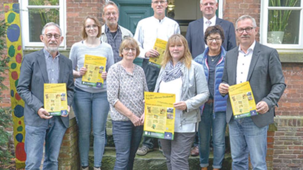 Stellten das Programm zum »Tag des offenen Denkmals« vor (von links): Berthold Groenewold (Kirchengemeinde Stapelmoor), Kerstin Beier (Stadtverwaltung), Lutz Drewniok (Gruppe UGFG), Geziena Scholtalbers (Gästeführerin), Harm Dieder Kirschner (Orgelbauwerkstatt Stapelmoor), Johanne Pastoor (CDU-Fraktion), Bürgermeister Ludwig Sonnenberg, Gisela Wessels (Gästeführerin) und Helmut Geuken (SPD-Fraktion). © Foto: Stadt Weener