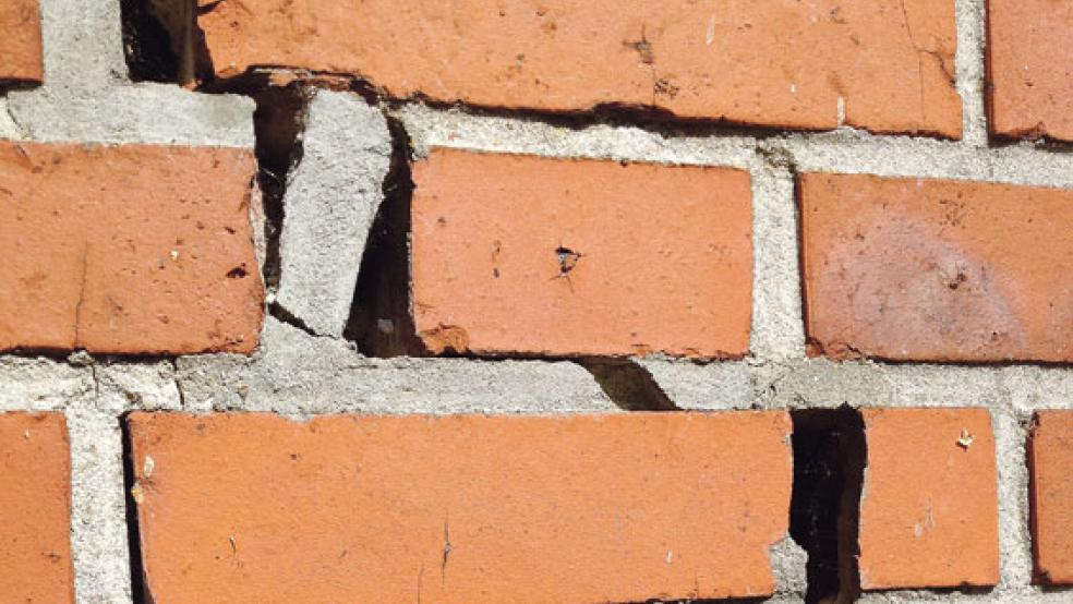 Handbreite Risse in einer Wand der Grundschule Jemgum. Jetzt läuft die Suche nach den Ursachen. © Foto: privat