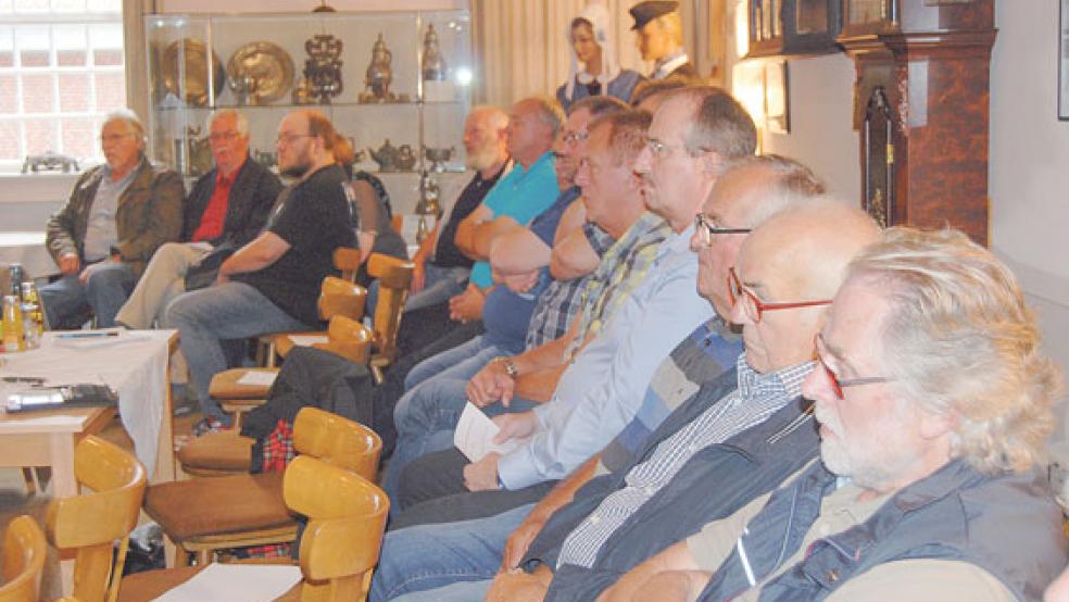 Etliche Zuhörer, darunter auch Feuerwehrleute in Zivil, verfolgten am Donnerstag im Saal des Heimatmuseums die Diskussion im Stadtrat über die Mehrhausgaben für das neue Feuerwehrhaus in Weener. © Foto: Hoegen