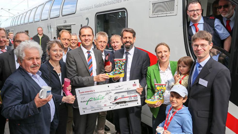 Taufpaten und Gäste sind am Zug: (von links) Rico Mecklenburg (Landschaftspräsident Ostfriesische Landschaft), Dr. Kathrin Bürglen (Projektleiterin Fahrtziel Natur), Carl-Ulfert Stegmann (Vorstand Reederei Norden-Frisia), Jochen Beekhuis (Mdl), Peter Südbeck (Leiter Nationalparkverwaltung Niedersächsisches Wattenmeer), Harm-Uwe Weber (Landrat Aurich), Umweltminister Olaf Lies, Eva-Maria Kaufmann (DB Fernverkehr AG), Matthias Kurzeck (Bundesvorstand VCD).  © <br>Foto: Kai Neuhold/Deutsche Bahn