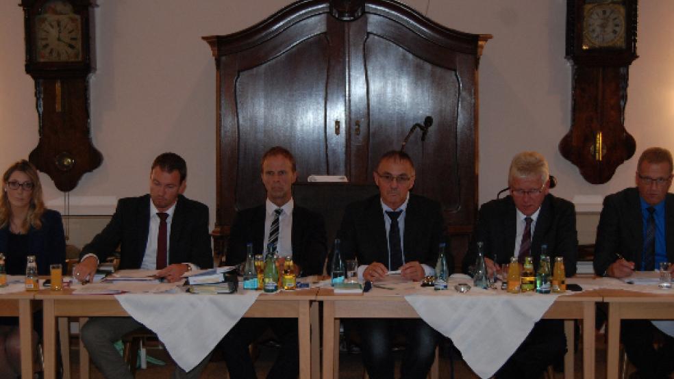 Kämmerer Ingo Großpietsch (zweiter von links) konnte dem Rat wenig Erfreuliches über den Haushalt 2019 berichten. Links neben ihm Fachbereichsleiterin Xenia Nording, rechts Erster Stadtrat Hermann Welp, Ratsvorsitzender Garrelt Janssen, Bürgermeister Ludwig Sonnenberg und Bauamtsleiter Andreas Sinningen. © Hoegen