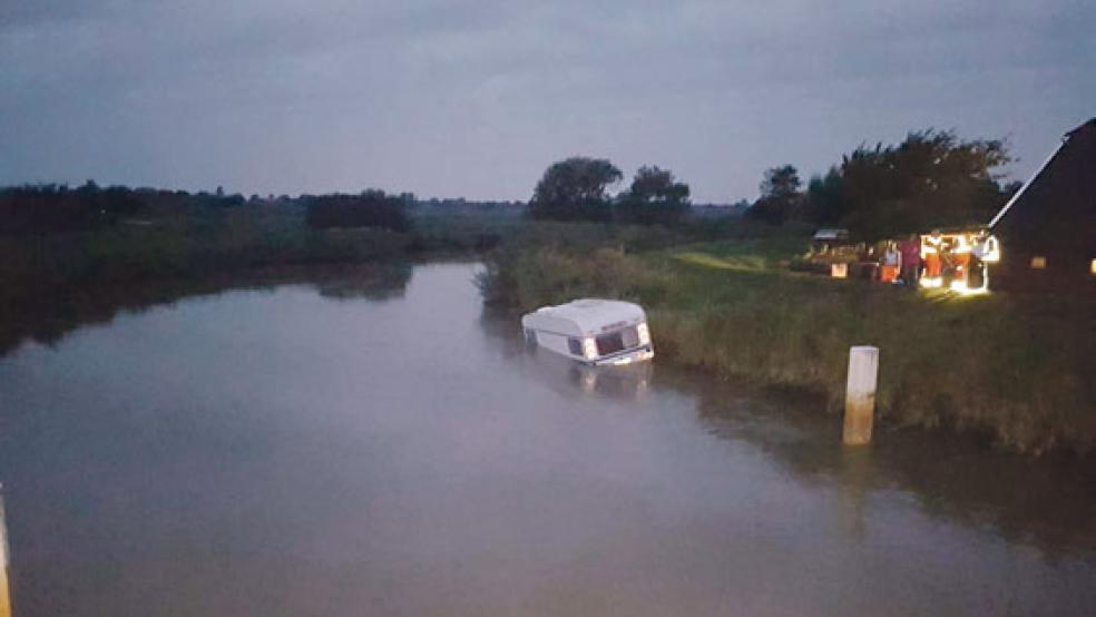 Die Feuerwehr konnte den Wohnwagen in der Leda bei Potshausen sichern. © Foto: Polizei