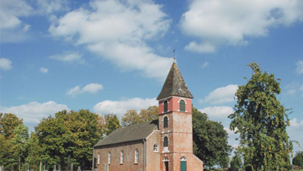 Die denkmalsgeschützte reformierte Kirche in Landschaftspolder mit einem »Von Ribbeck’schen« Birnenbaum davor feierte in diesem Jahr ihren 250. Geburtstag. © Foto: Kuper