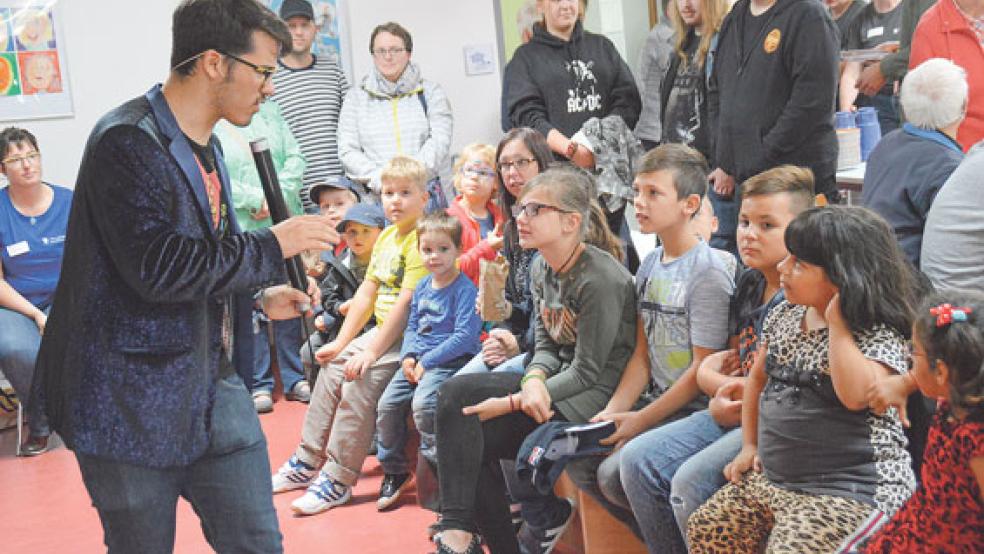 Magisch: Gebannt verfolgten die Kinder die Zaubertricks von Magier Linnert. © Foto: Himstedt