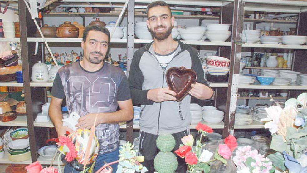 Viele brauchbare Artikel für ihren Haushalt fanden auch Ibrahim Hasan und Neu-Weeneraner Hadi Ghanem. © Foto: Kuper