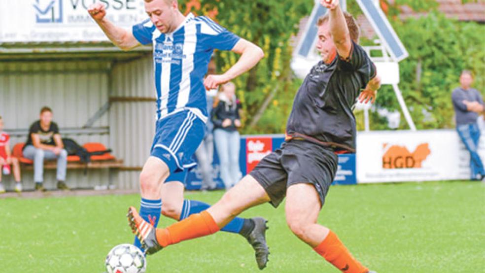 Möhlenwarfs Ino Sanders (links) und SV-Fußballer Henning Dreyer im Kampf um den Ball. Die Gäste aus Wymeer hatten an diesem Tag das Nachsehen. © Bruins