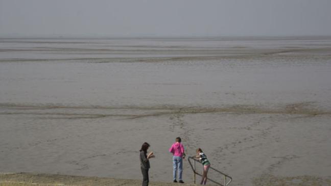 Surfer treibt bei Windstärke 10 ab