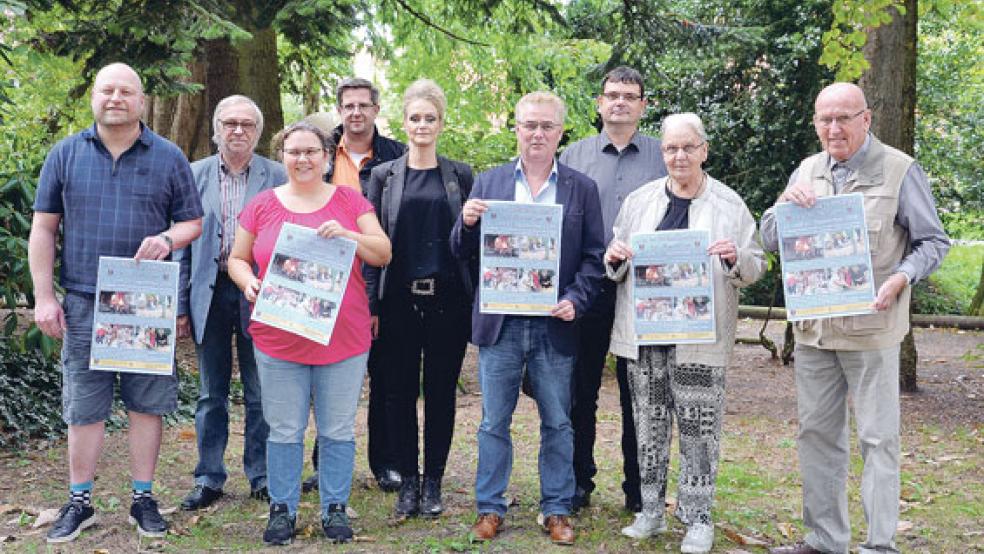 Freuen sich auf den Michaelismarkt: Von links Lars Klingenborg (»mitnanner«), Evert Pastoor (Werbegemeinschaft) und Mandy Grijze (»mitnanner«), Joachim Steffen, Christiane Dorenbos und Hinderk Leemhuis (alle Stadt Weener), Ingo Meyer (»mitnanner«) sowie Elly und Derry Meter, die das Oldtimertreffen am Markt-Sonnabend veranstalten. © Foto: privat
