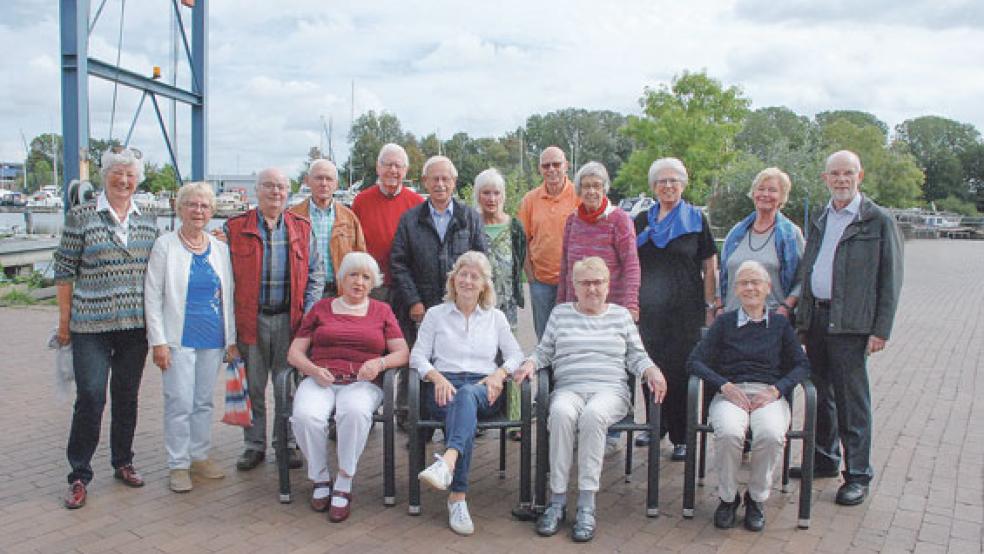 Erinnerungsfoto mit 16 ehemaligen Realschülern, die sich 61 Jahre nach der Schulentlassung wieder in Weener trafen: (stehend, von links) Maria Kruse, Hermine Gelin-Klowallis (geborene Kuhnt), Bernhard Vry, Bernhard Brüning, Jan-Dieter van Hoorn, Dieter Kurth, Geertje Kempe, Werner Zinke, Johanne Asche, Magda Treu (geborene Doeden), Gertrud Böker (geborene Schilke) und Dr. Hermann-Dietrich Züchner sowie (sitzend, von links) Käte Busch (geborene Bartels), Anna Hansel (geborene Richter), Brigitte Broer (geborene Scheffler) und Karla Bracht (geborene Kampen). © Foto: Kuper