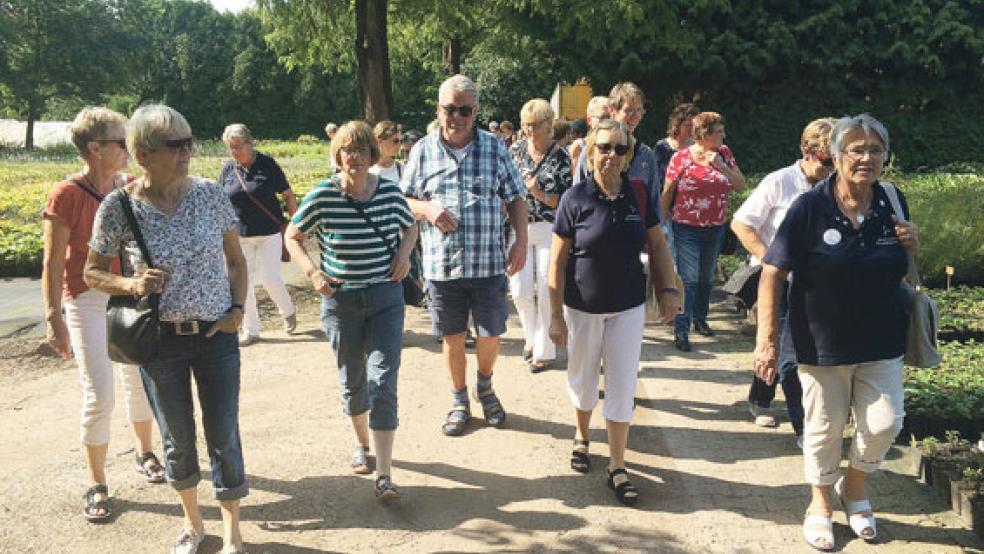 Gerhard Mühring (Mitte) informierte die Landfrauen über die Vielfalt der Stauden. © Foto: privat