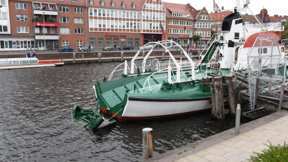 Trauriger Anblick: Die Klappe am Heck des Schiffes hängt im Wasser. Das Tochterboot fehlt.  © Foto: Klose
