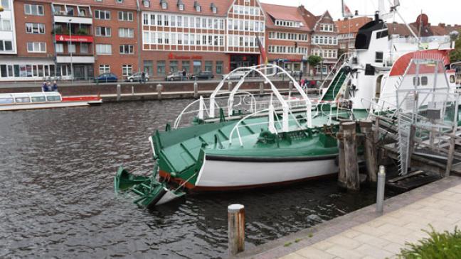 Seenotretter prallt gegen Kaimauer