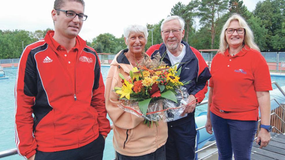 Eine Dauerkarte für das Friesenbad und einen Blumenstrauß gab es heute für Brigitte Wasserberg, neben ihr ihr Ehmann Manfred. Links Schwimmmeister Markus Bakker, rechts Kasserin Gisela Haan. © Foto: Hoegen