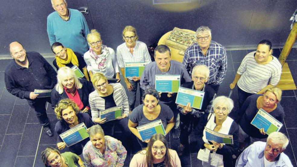 Die Teilnehmer freuen sich mit den Kursleitern Lea Timmer (Mitte vorne) und Peter Geerdink (vorne rechts) in der EDR-Geschäftsstelle in Bad Nieuweschans über das erfolgreiche Seminar. © Foto: Rauch (EDR)